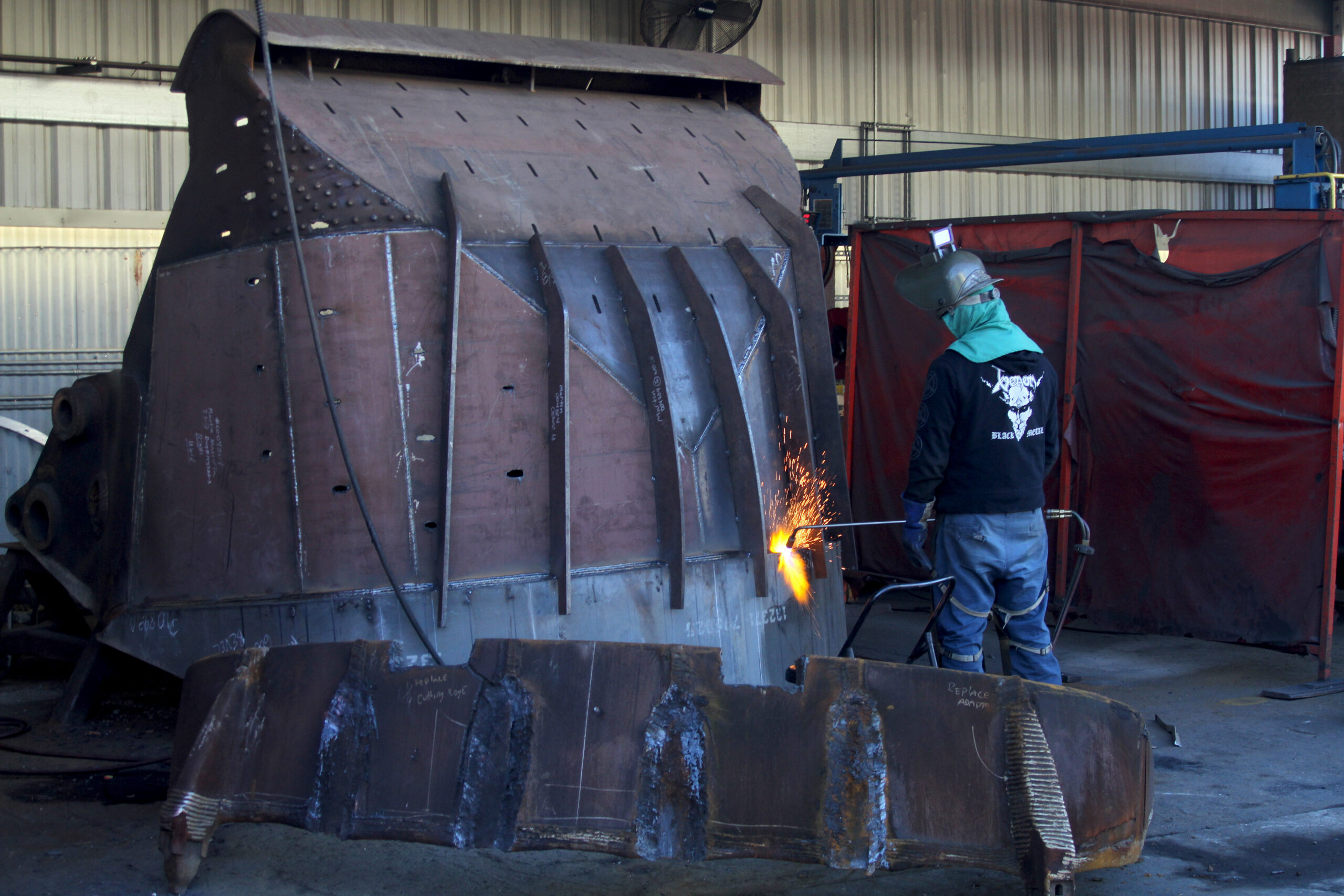 Cutting Edge Supply welder pre-heats the steel on this Clamshell Bucket. 