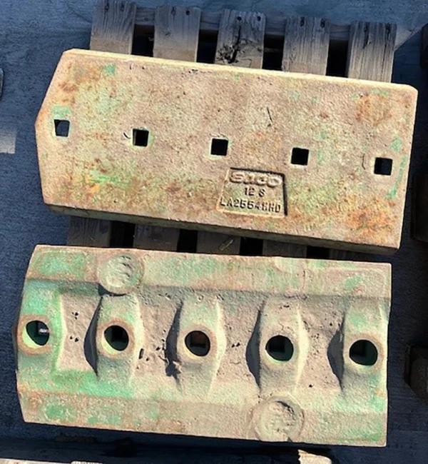 Komatsu D375 Cast Ribbed Cutting Edge